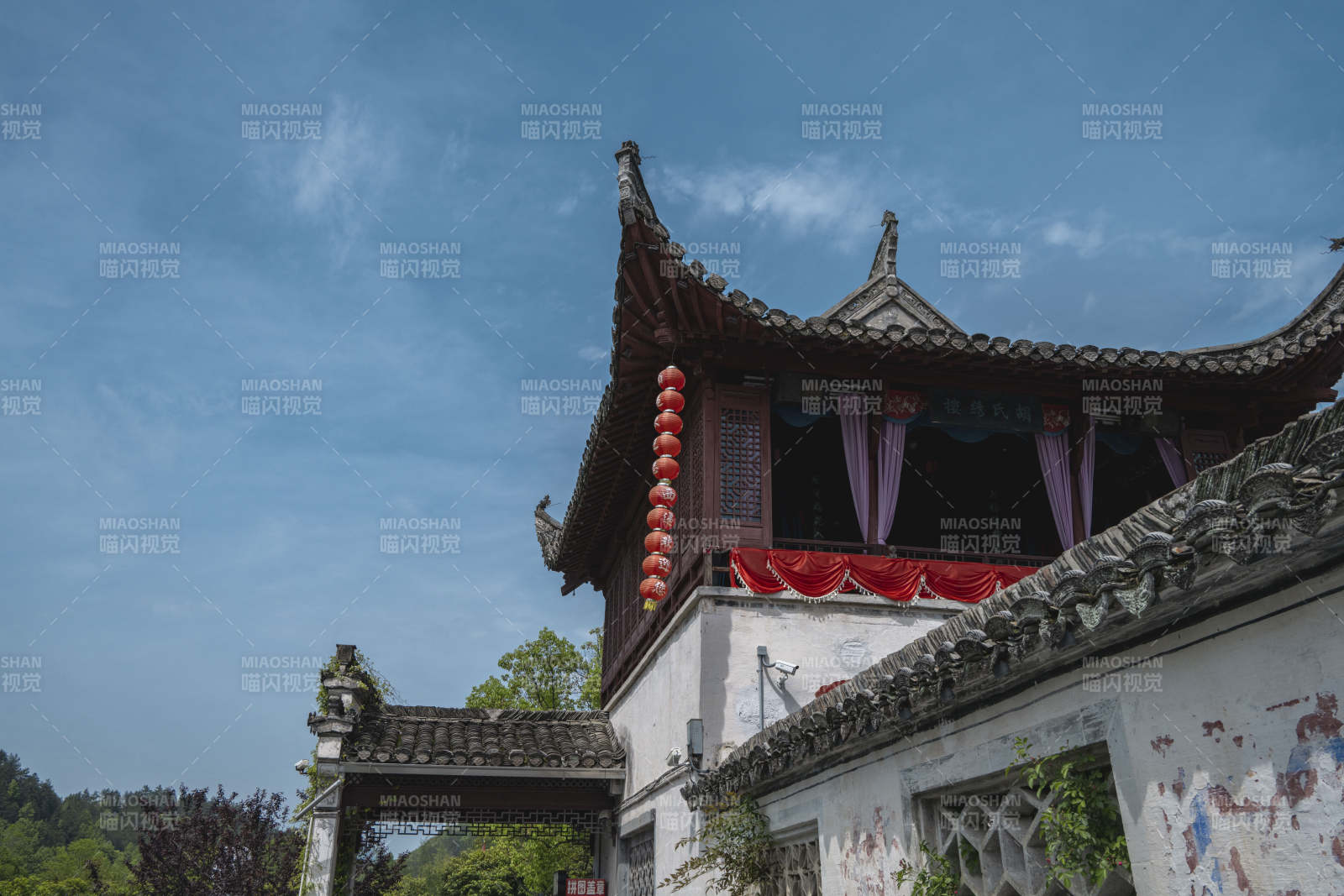 古楼红灯笼 青瓦映蓝天图片