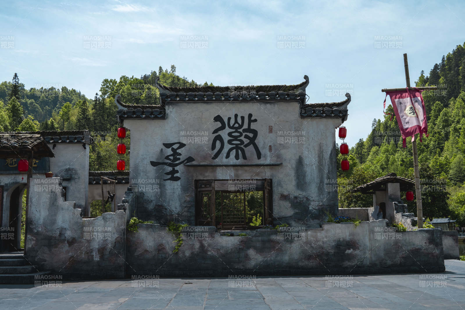 徽派古村入口牌坊图片