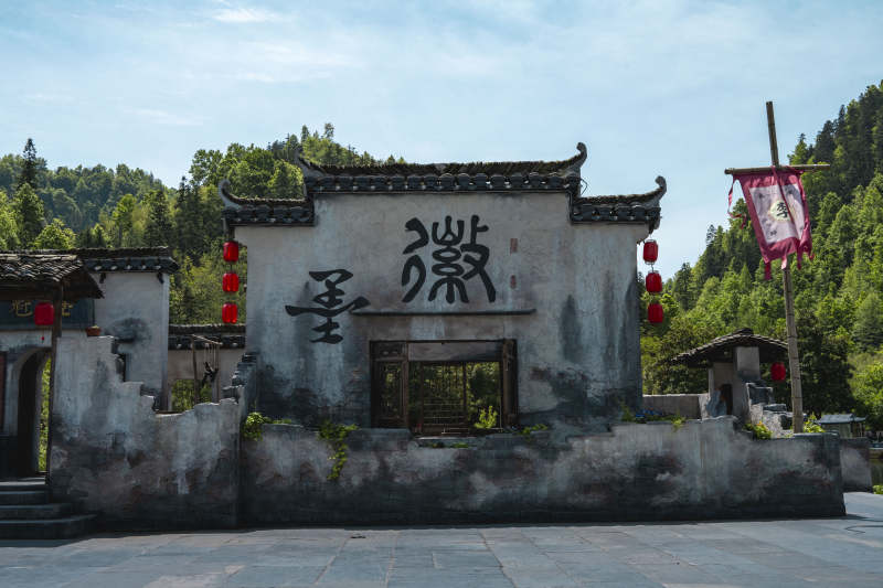 徽派古村入口牌坊图片