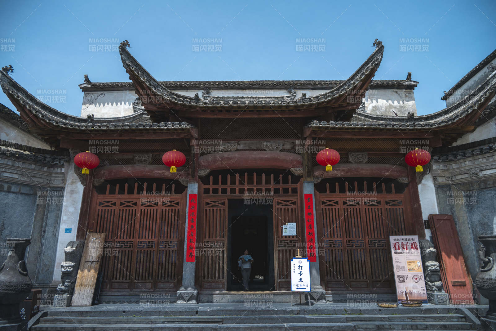 古宅门庭红灯笼高挂图片