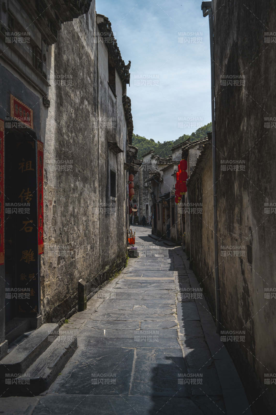古巷幽深 青石映旧墙图片