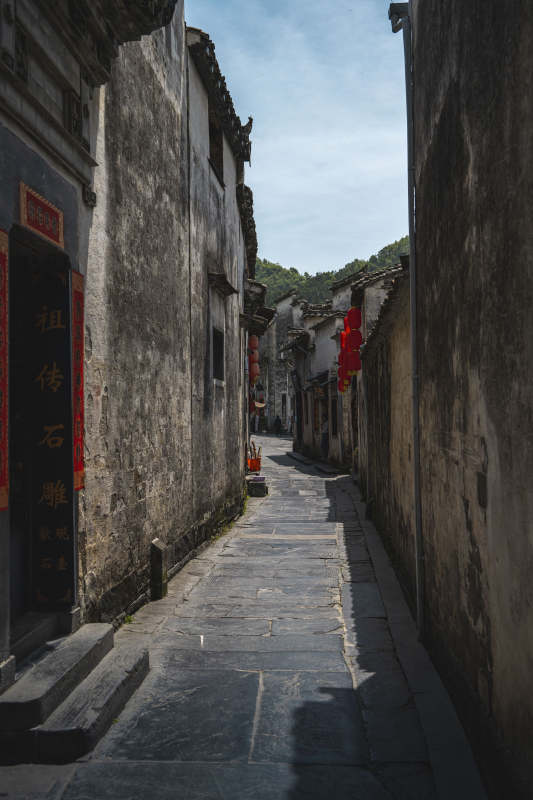 古巷幽深 青石映旧墙图片