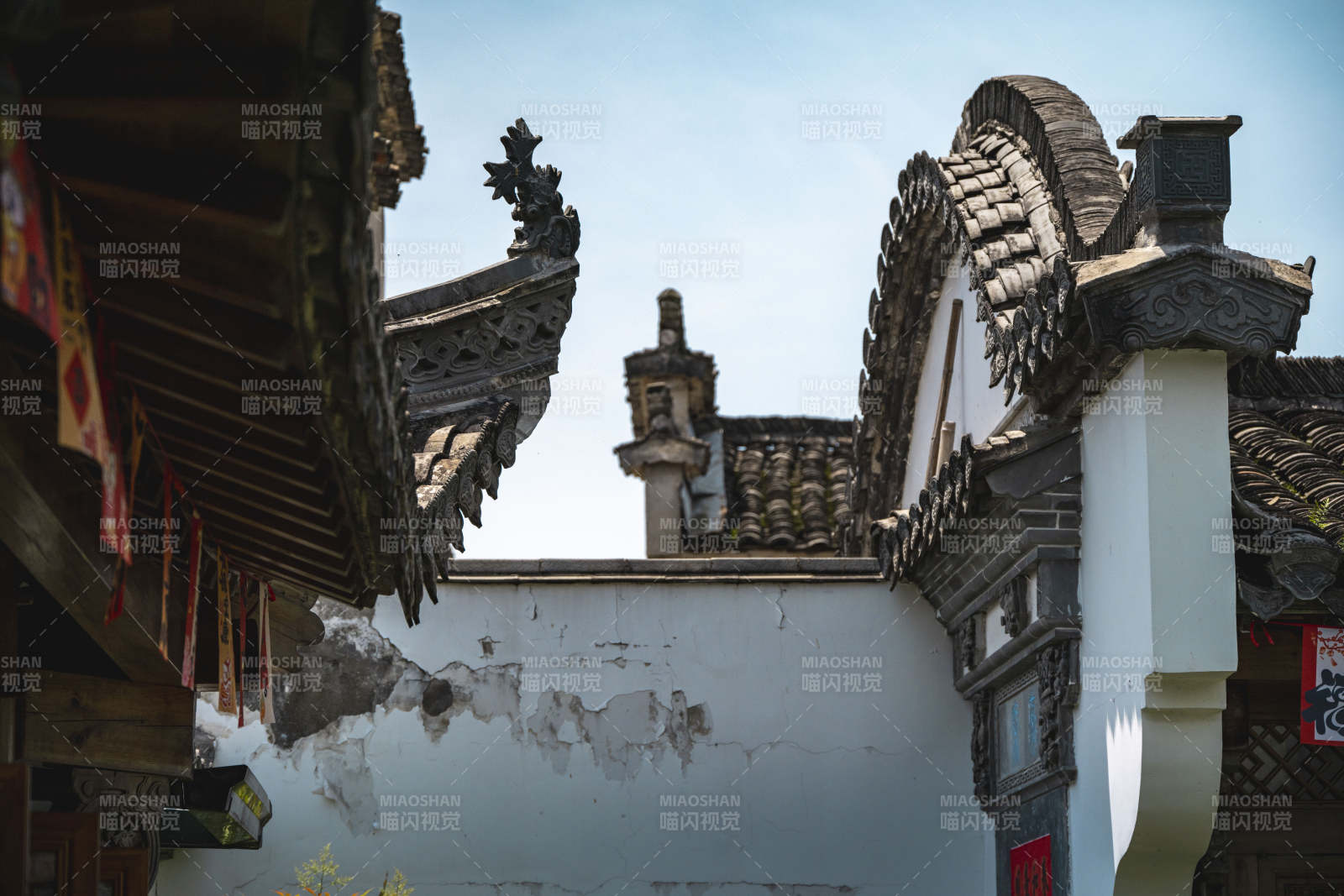 徽派建筑屋檐细节特写图片