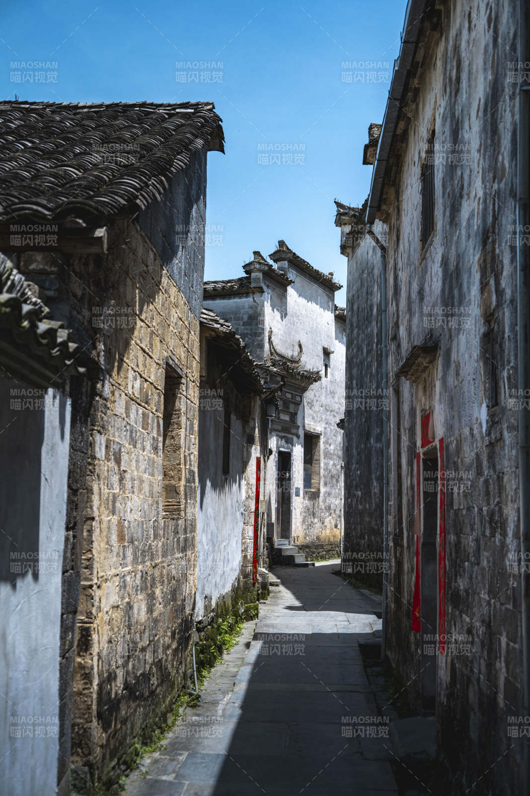 古巷幽深 白墙黛瓦映蓝天图片