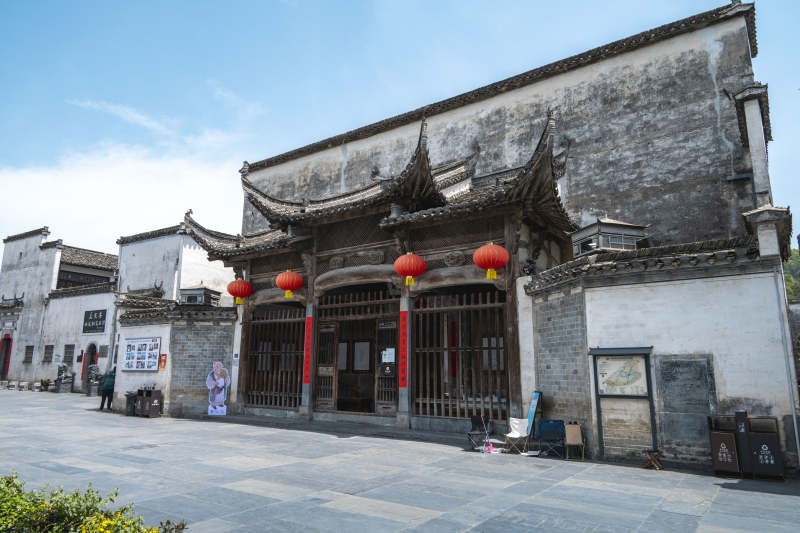 古徽派建筑 红灯笼点缀街巷图片