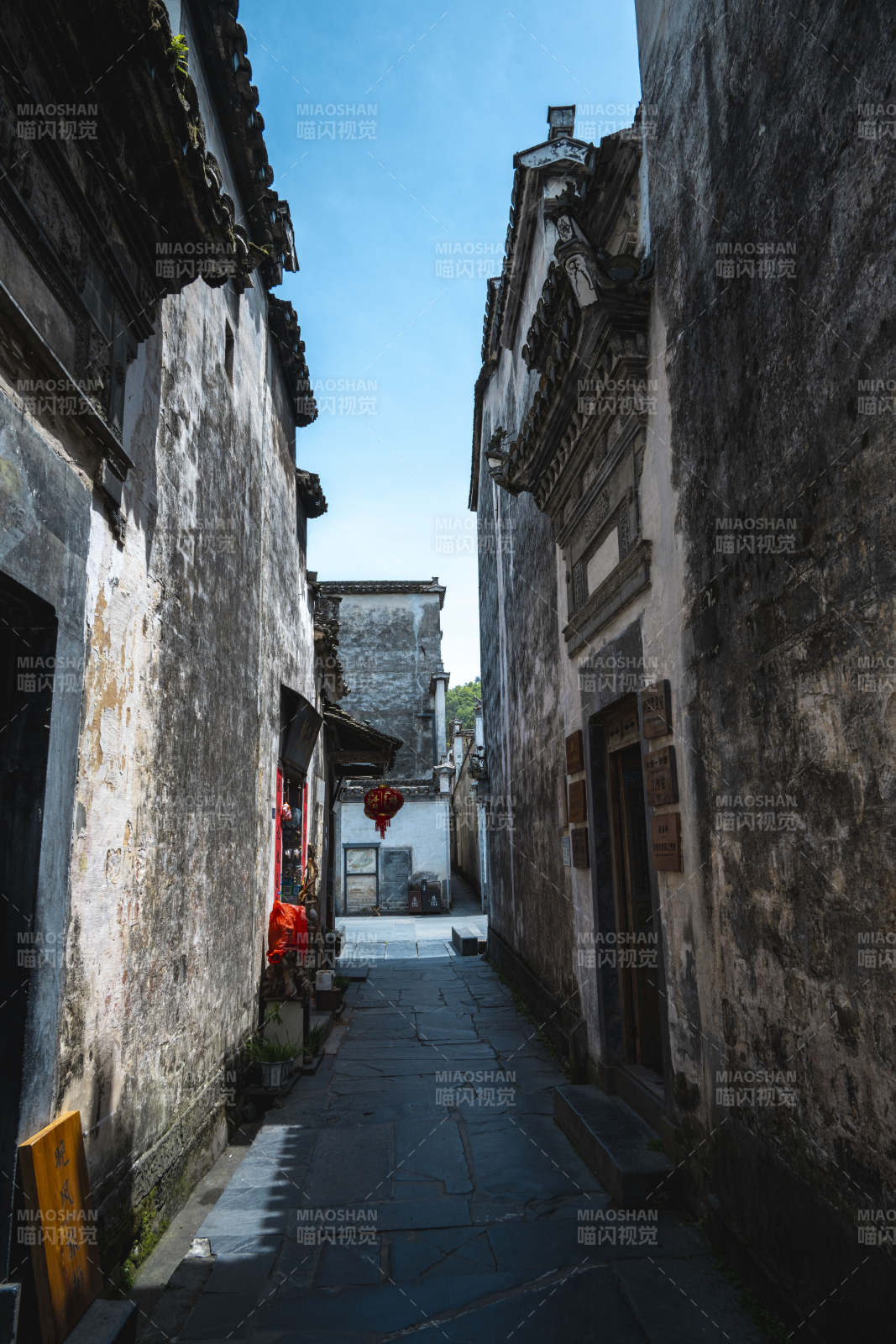 古巷幽深 青砖黛瓦映蓝天图片