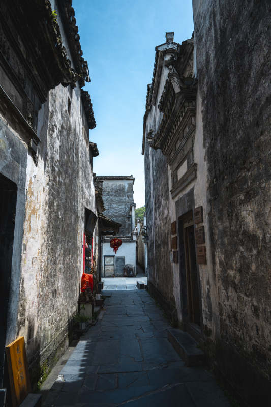 古巷幽深 青砖黛瓦映蓝天图片