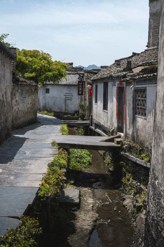 古巷流水 白墙黛瓦静美图片