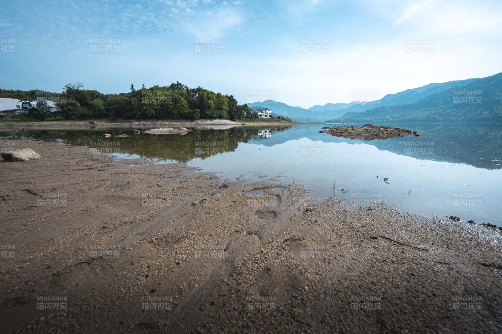 湖岸泥滩映青山图片