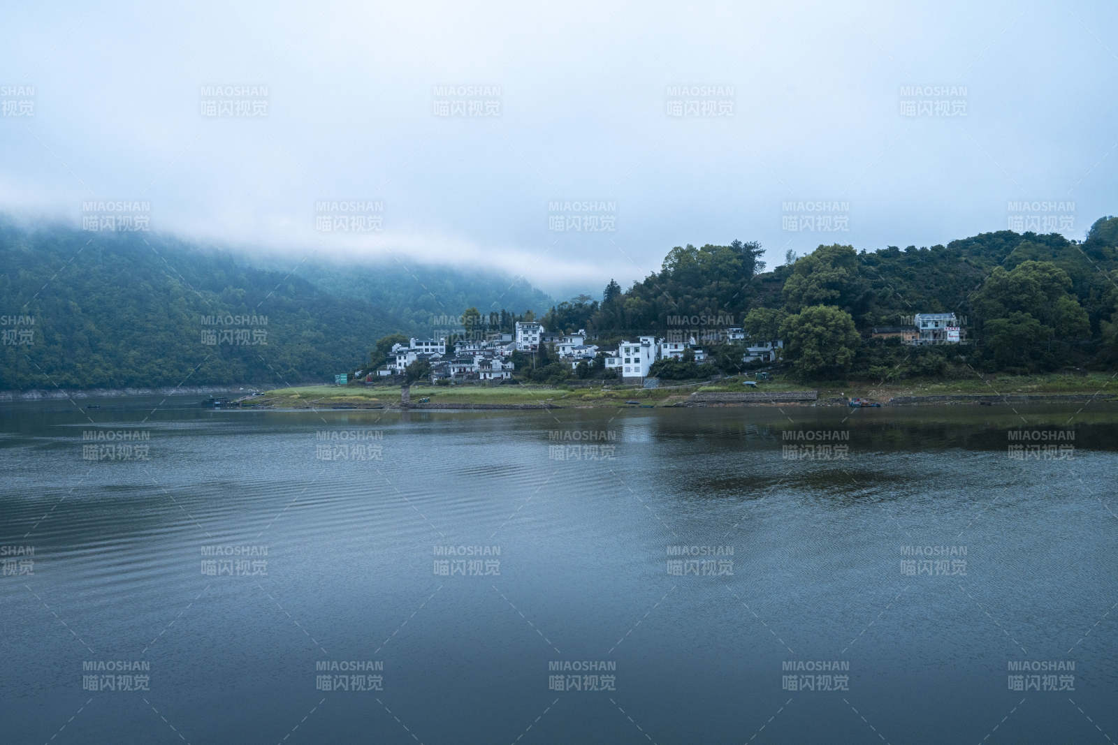 雾锁青山白墙村落静湖旁图片