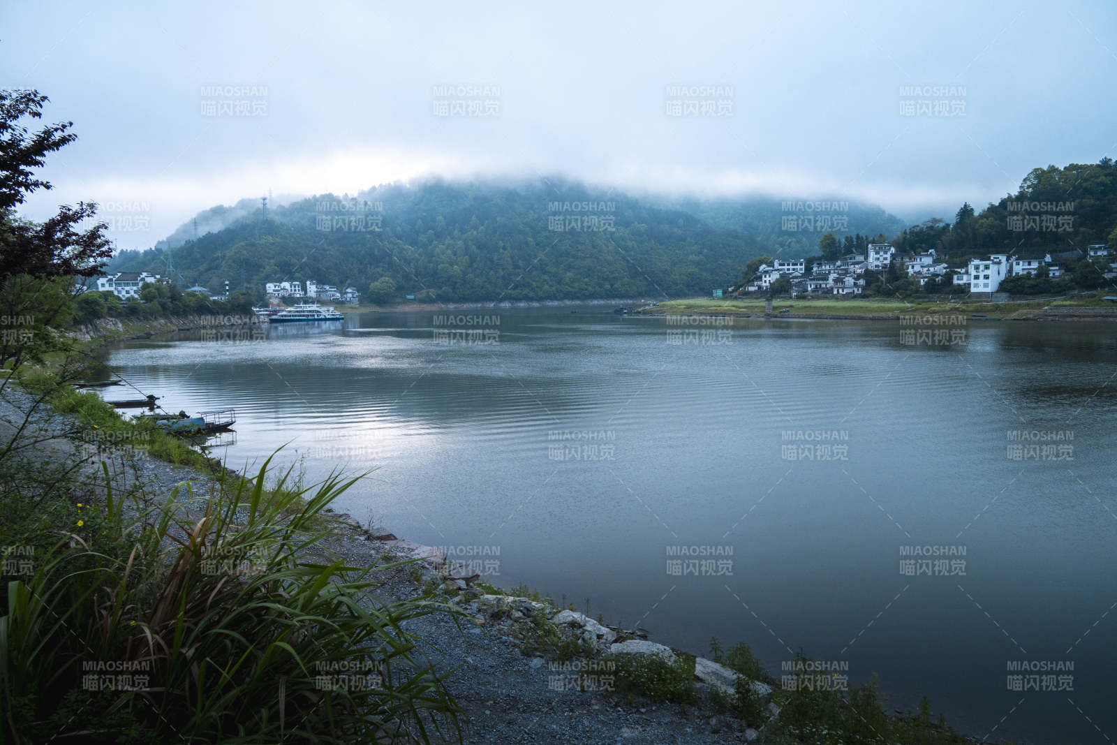 雾锁青山 静水映村居图片