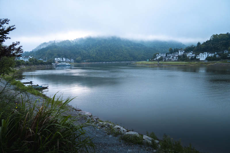 雾锁青山 静水映村居图片
