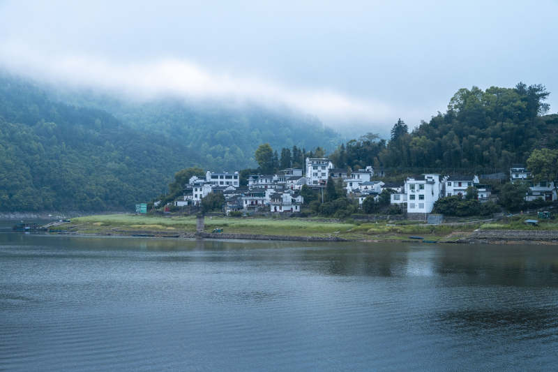 雾锁青山 白墙黛瓦临水居图片