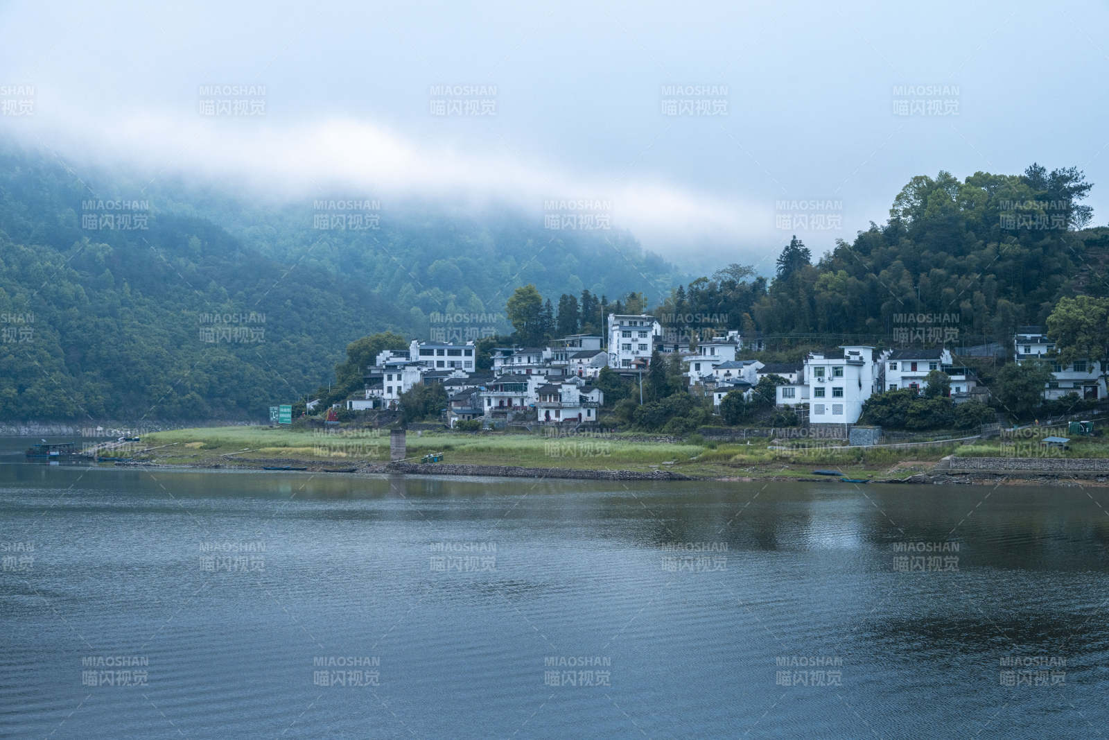 雾锁青山 白墙黛瓦临水居图片