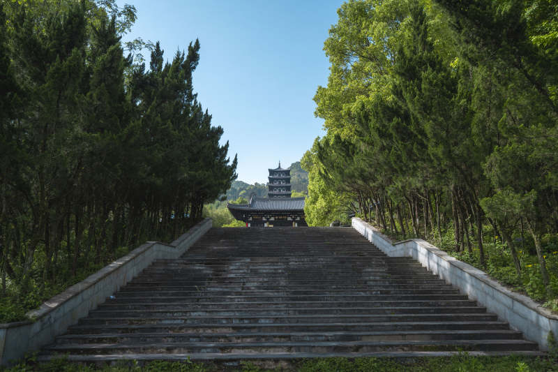 林荫石阶通古塔图片