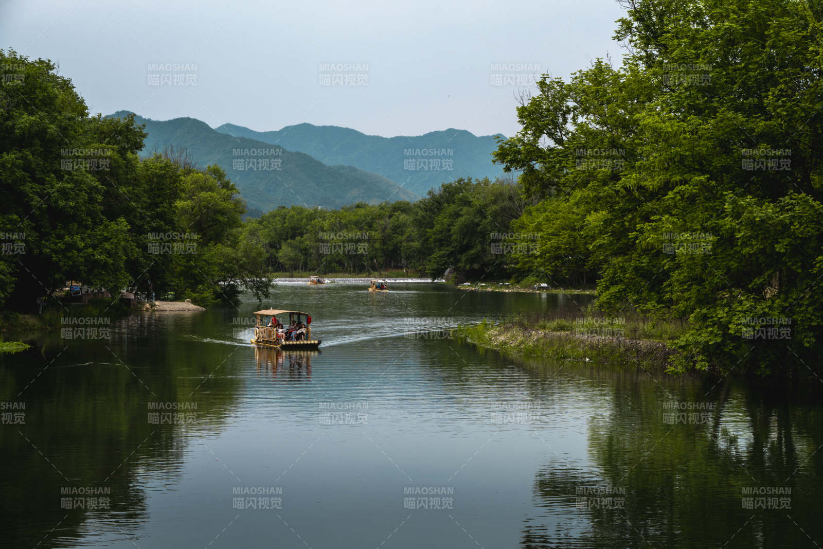 青山绿水游船行图片