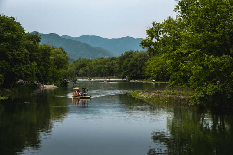 青山绿水游船行图片