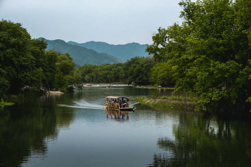 青山绿水游船行图片