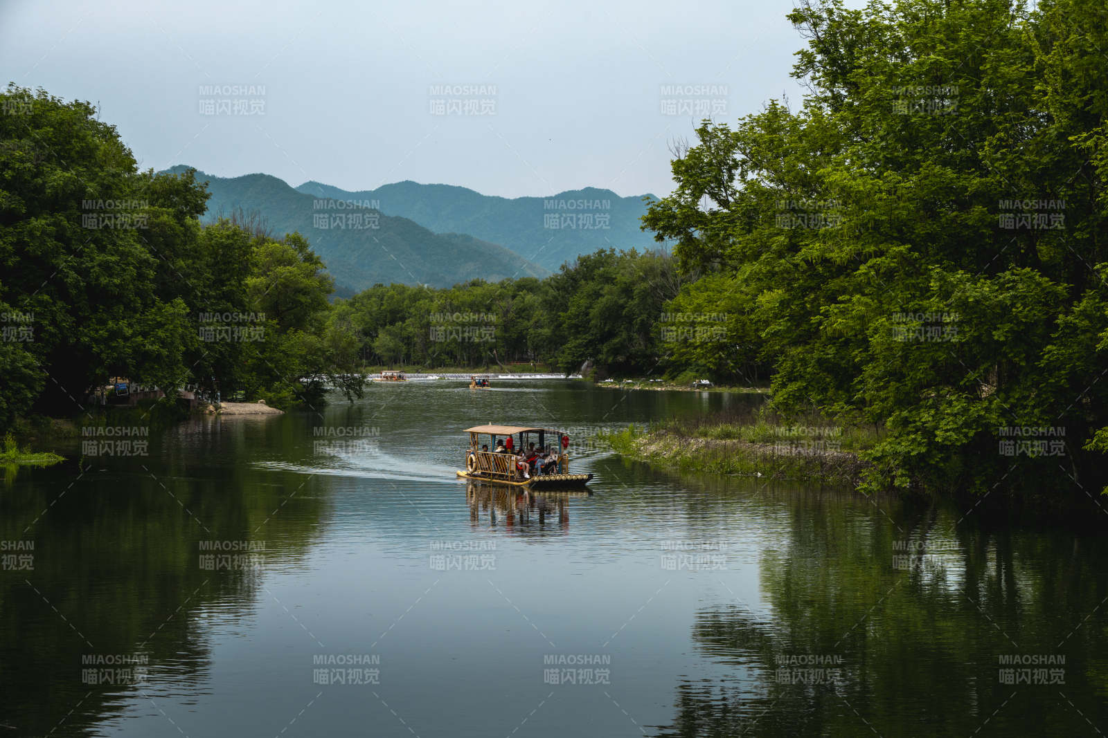 青山绿水游船行图片