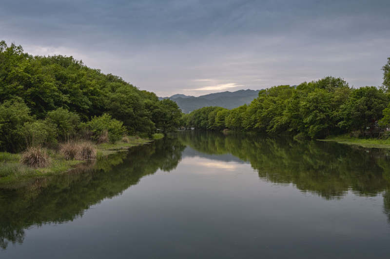 静湖映青山 绿树绕水间图片
