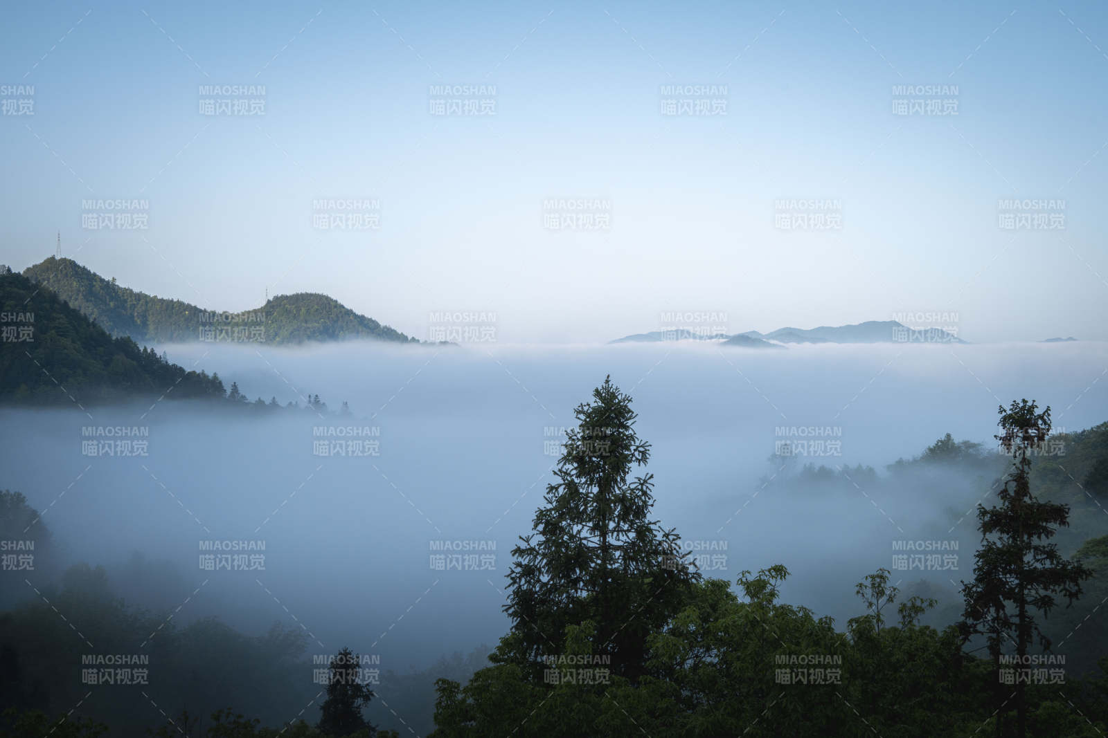 云海缭绕 山峦隐现图片
