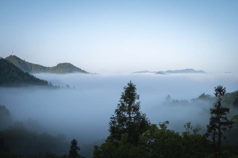 云海缭绕 山峦隐现图片