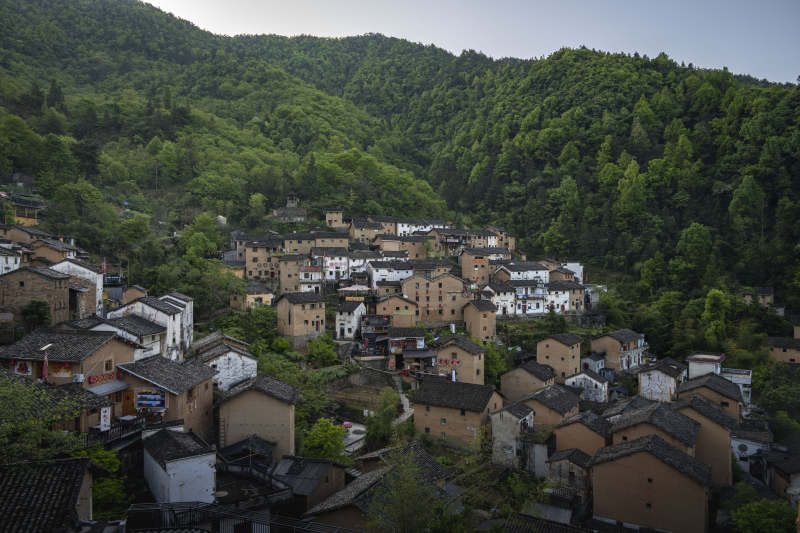 青山环抱古村落图片