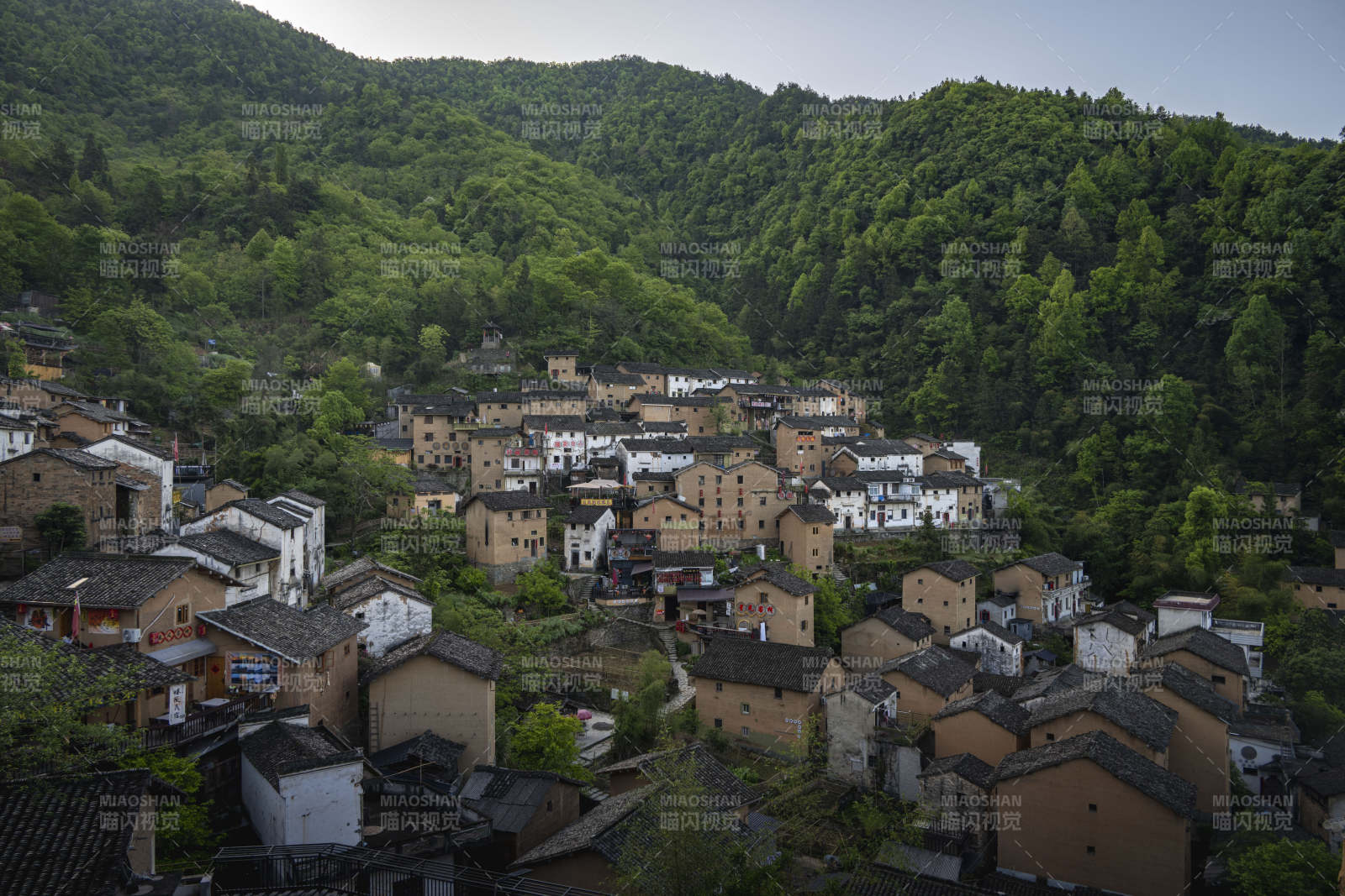 青山环抱古村落图片