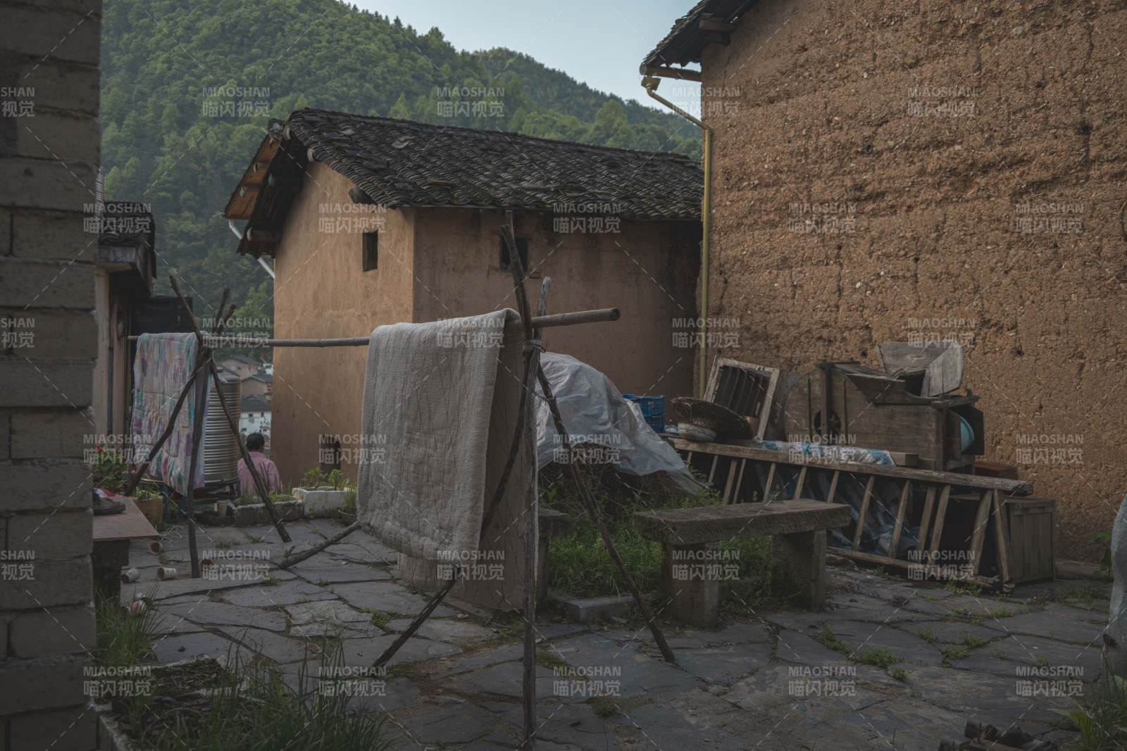 山村老屋晾衣景图片