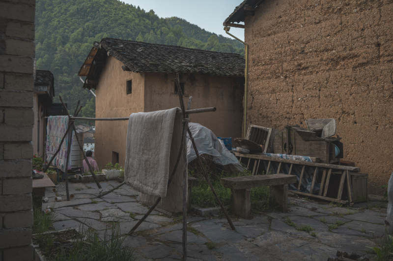 山村老屋晾衣景图片