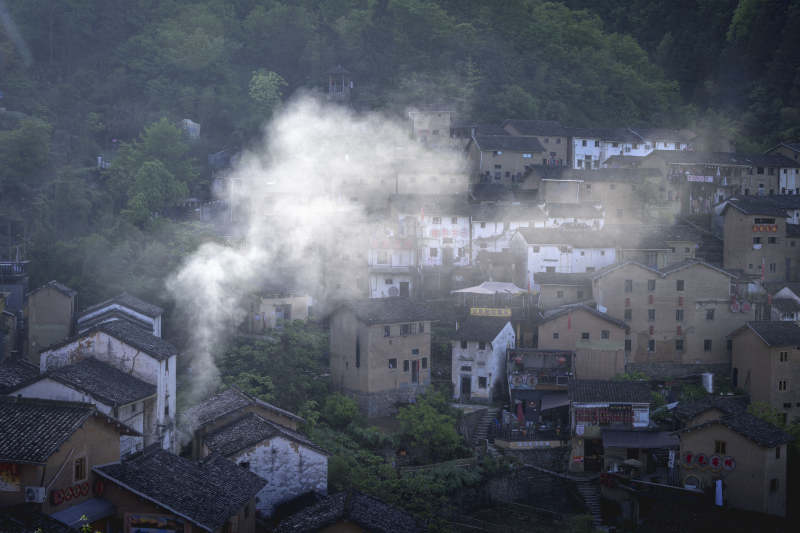 古村晨雾缭绕 炊烟袅袅升图片