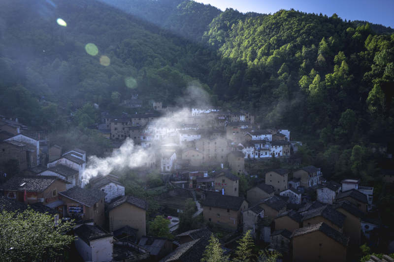 山间古村晨雾缭绕图片