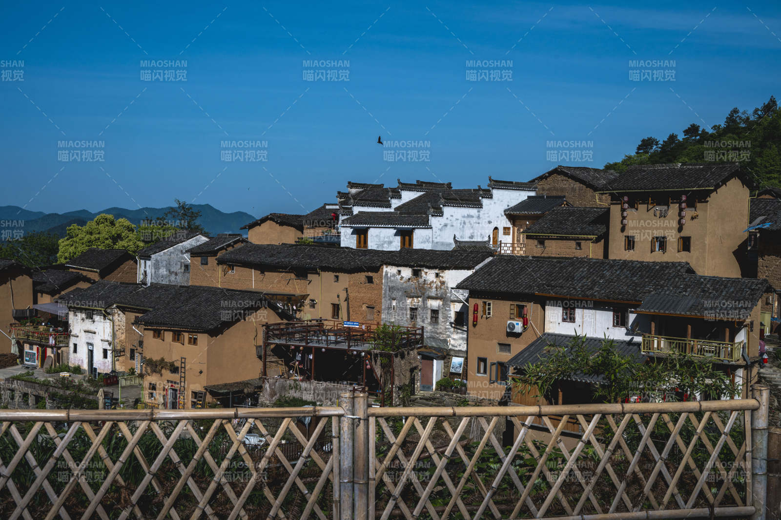 古村依山 白墙黛瓦映蓝天图片