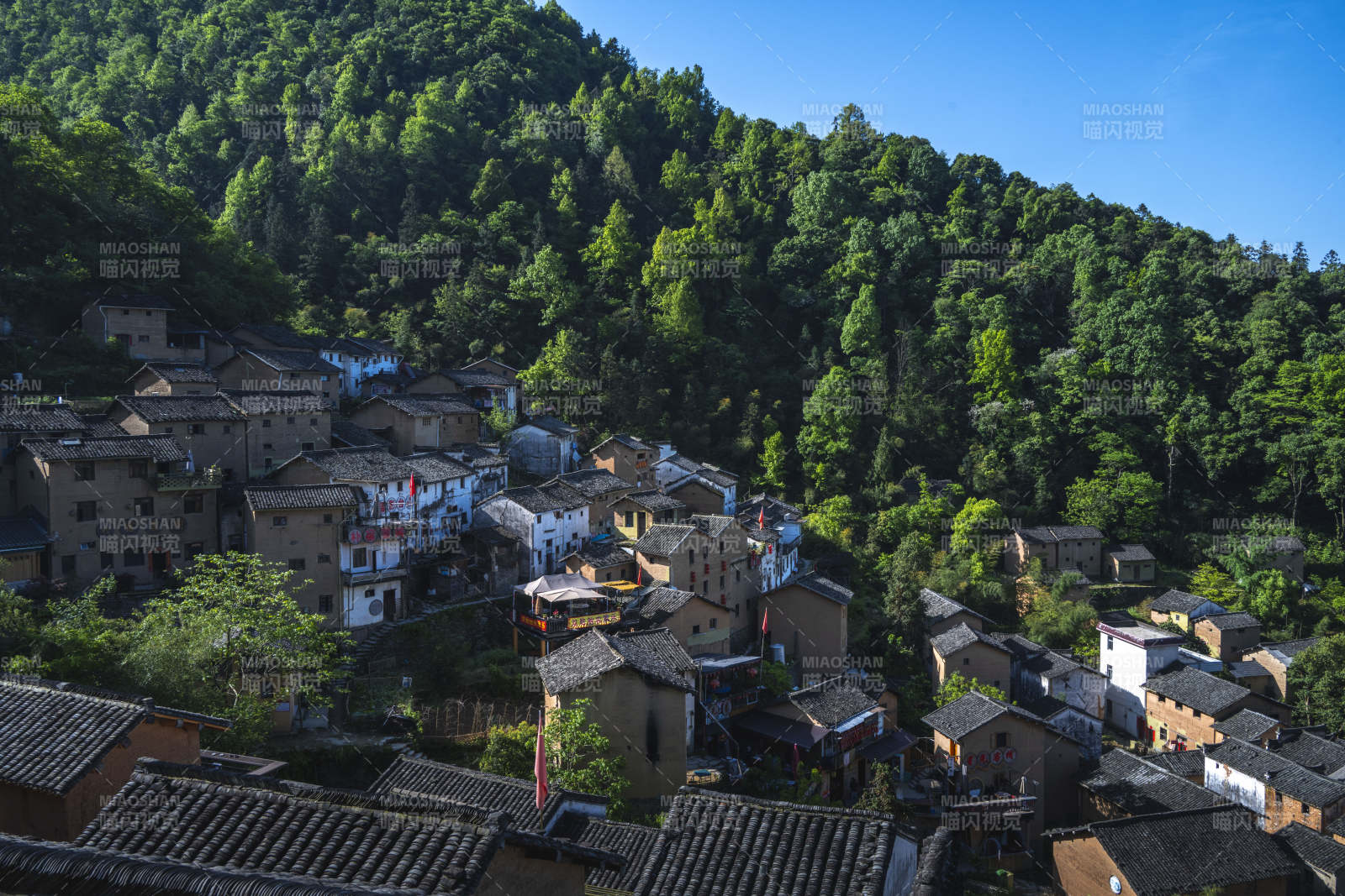 青山环抱古村落图片