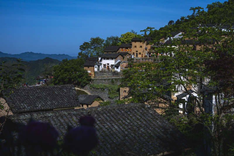 山间古村 青瓦白墙映蓝天图片