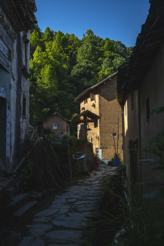 古巷幽深 青山环抱老屋图片