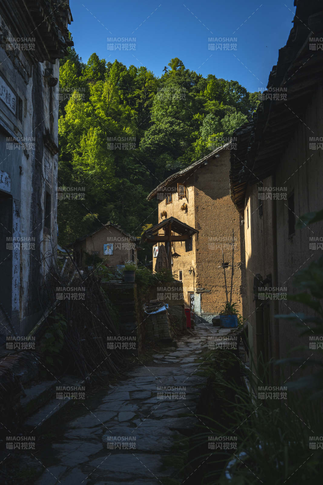古巷幽深 青山环抱老屋图片