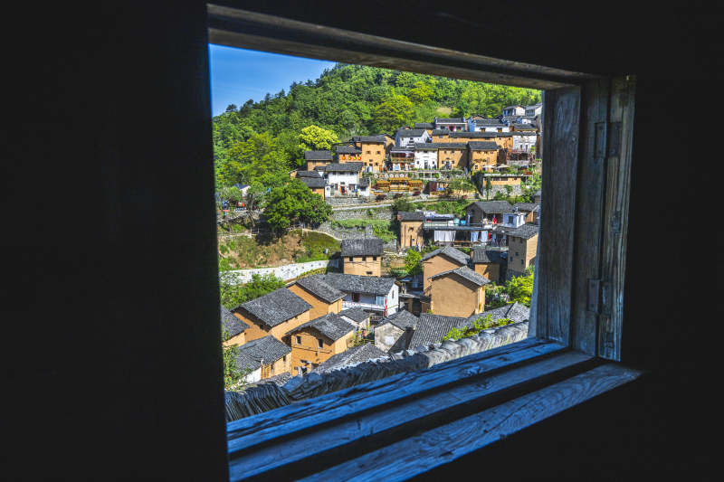窗景 山间古村如画图片