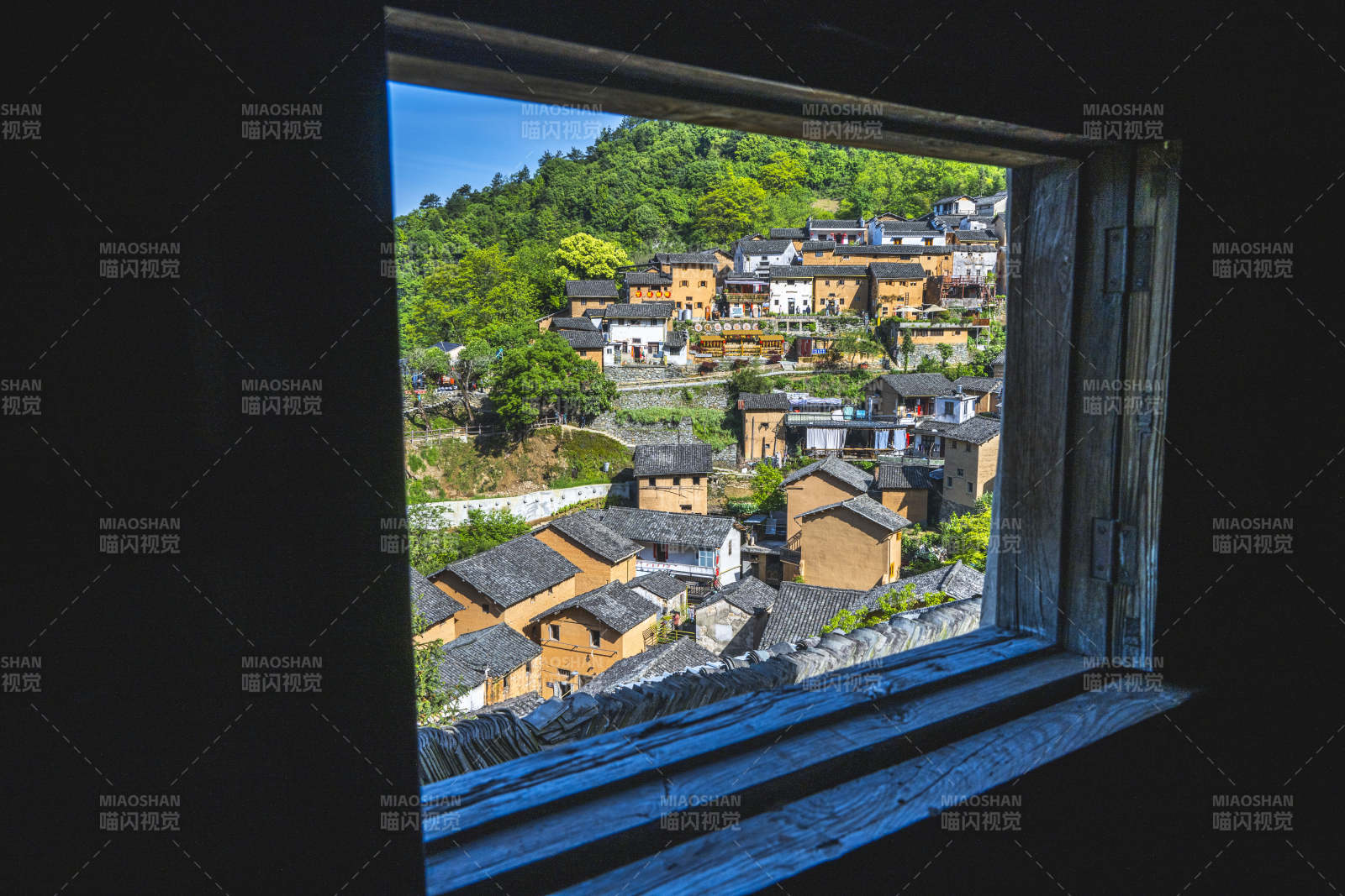 窗景 山间古村如画图片