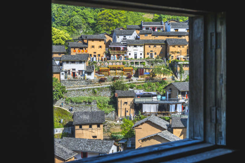 窗览古村 层叠黄墙青瓦图片