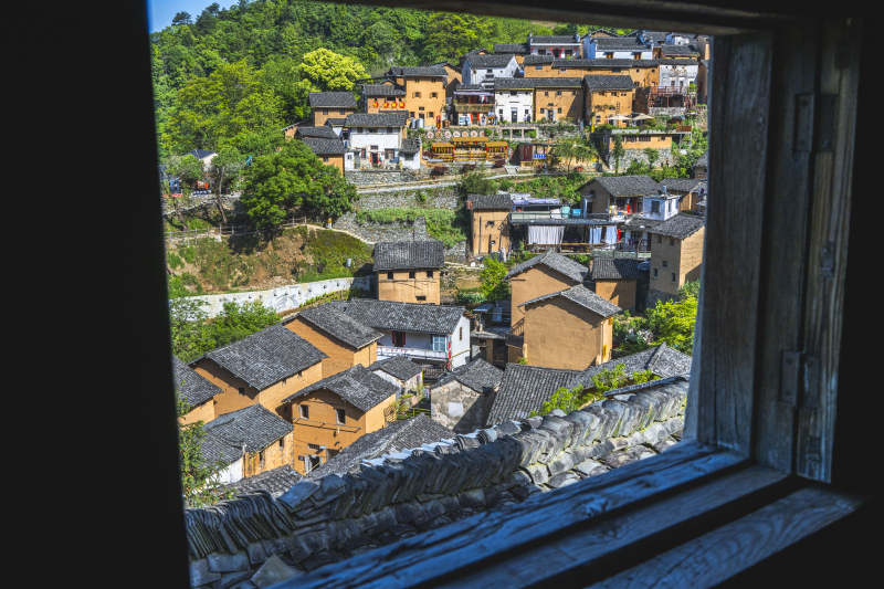 窗瞰古村 黄墙黛瓦映青山图片