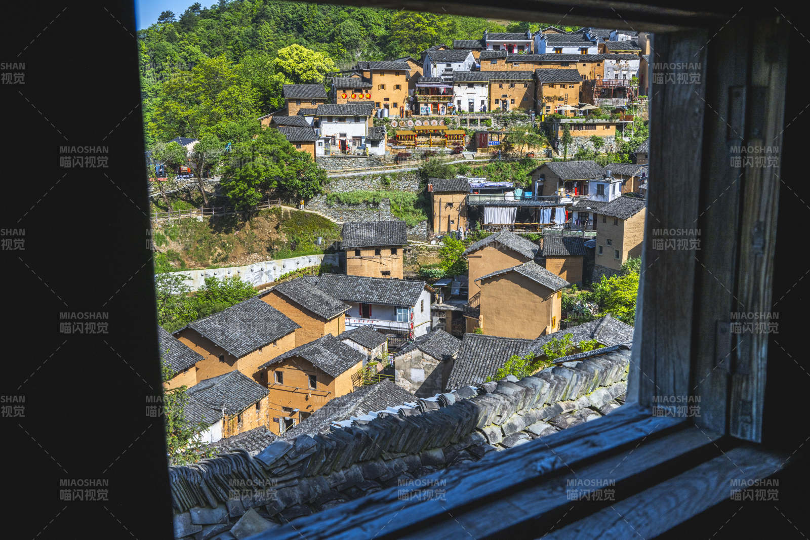 窗瞰古村 黄墙黛瓦映青山图片