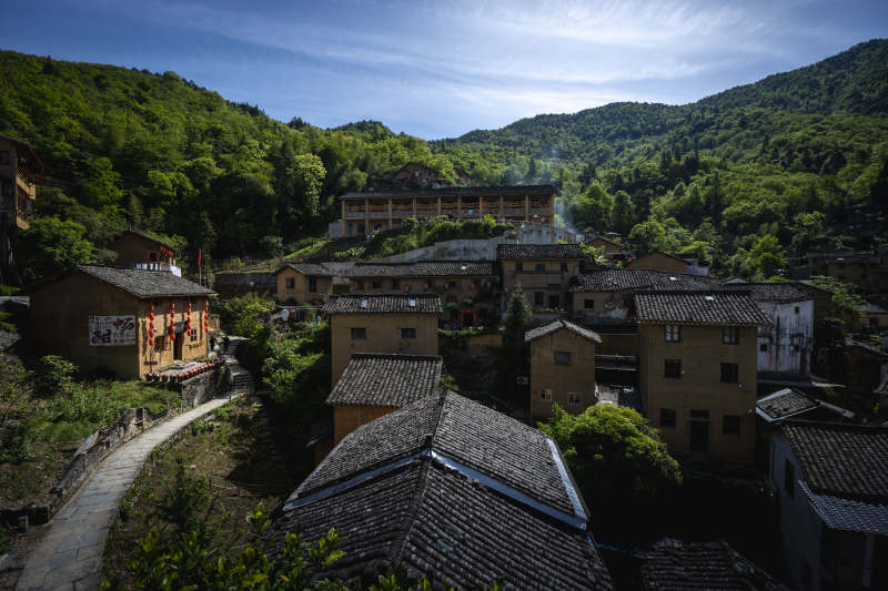 青山环抱古村落图片