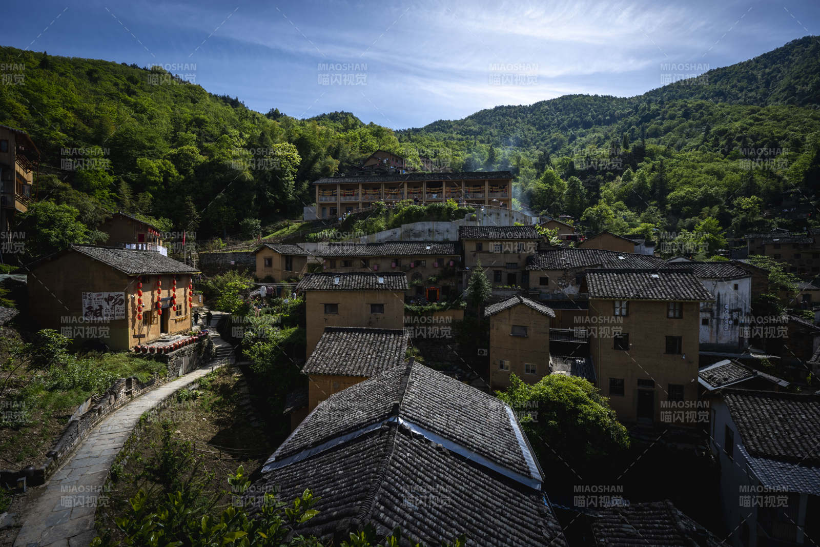 青山环抱古村落图片