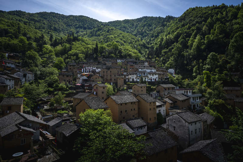 青山环抱古村落图片