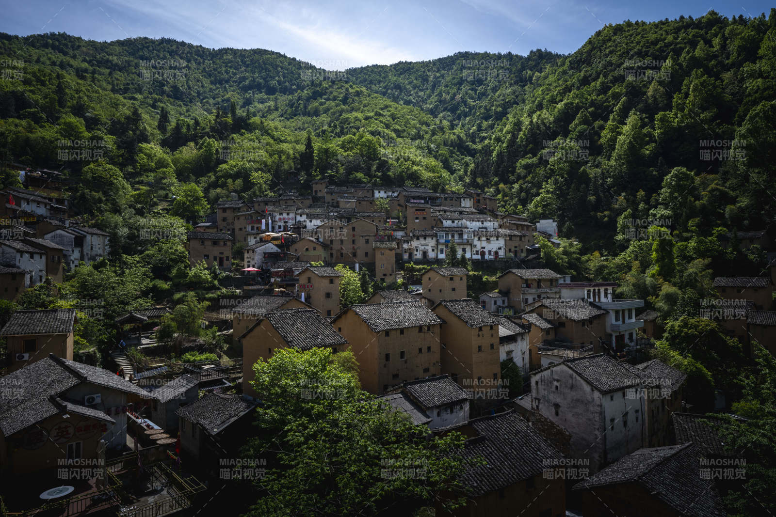 青山环抱古村落图片