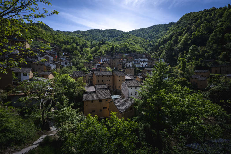 青山环抱古村落图片
