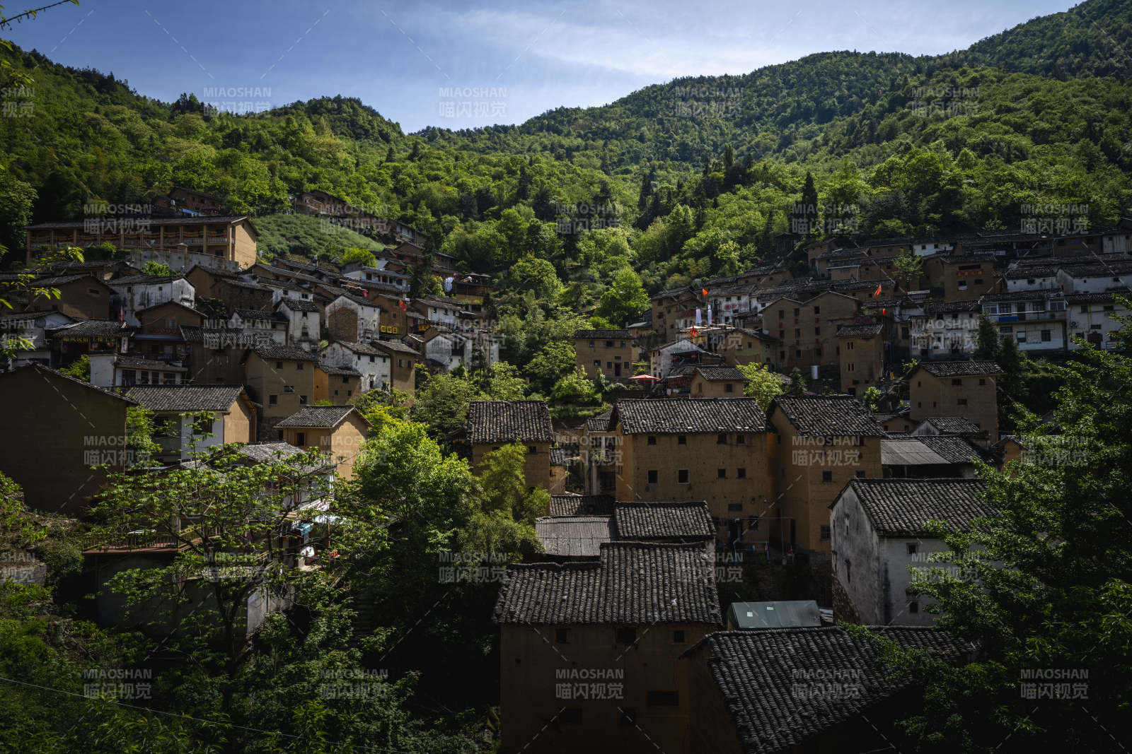 青山环抱古村落图片