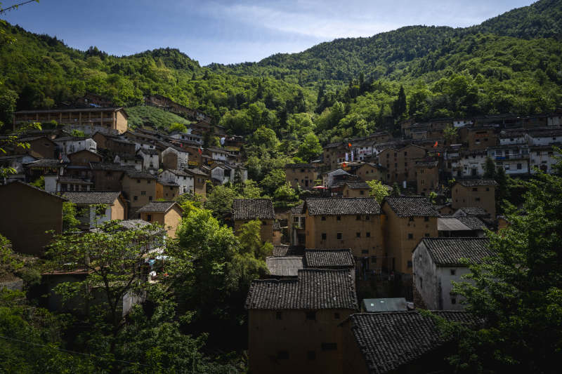 青山环抱古村落图片