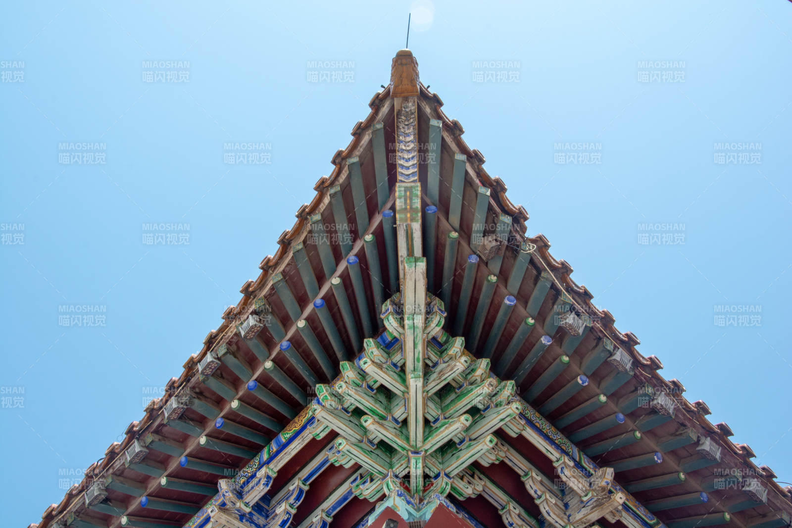 古建屋脊 彩绘斗拱映蓝天图片